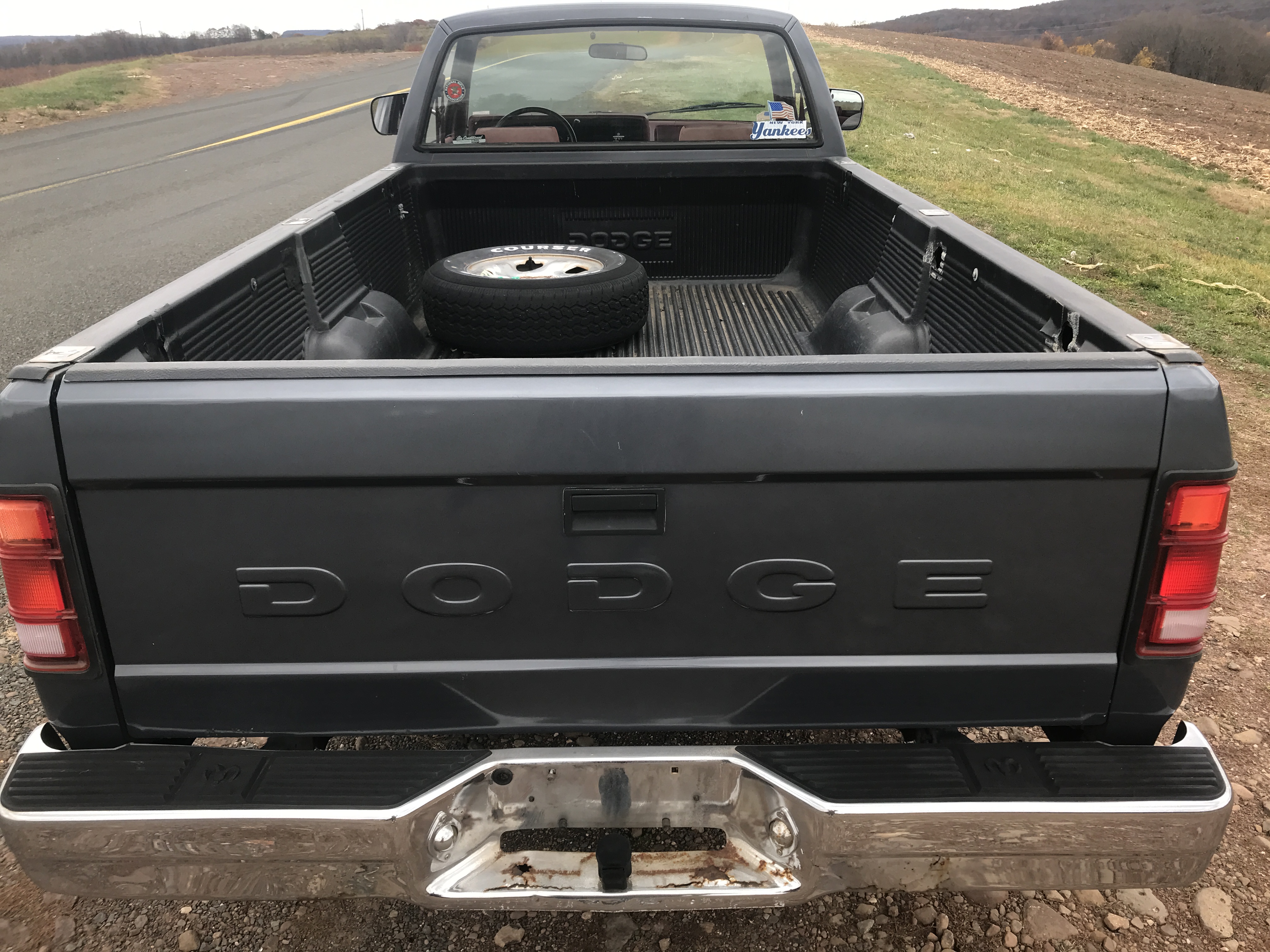 1991 Dodge Dakota Pickup ONE OWNER 117K 8 foot bed and roomy bench seating NICE — photo 9